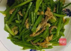 Illustration of how to make fried sweet potato stalks with oily meat 10