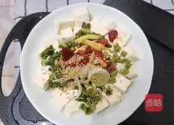 Illustration of the seasonal dish of Chinese toon sprouts mixed with tofu 3