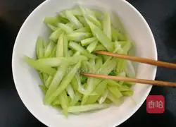 Illustration of how to make spicy stir-fried kale 4