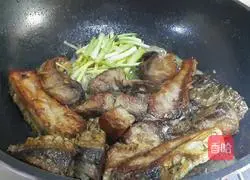 Illustration of how to make spicy fish cubes 4