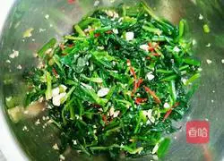 Illustration of how to make spinach with nuts 7