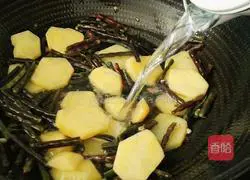 Illustration of how to stir-fry red cowpeas with potatoes 11