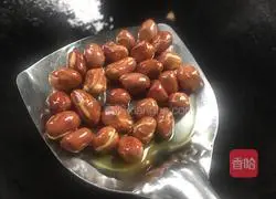 Illustration of how to mix peanuts with spinach stems 9