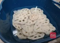 Illustration of how to make cold lotus root slices 3