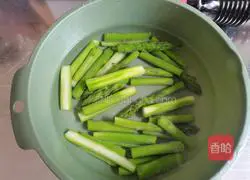 Illustration of how to make asparagus in oil 4