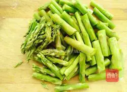 Illustration of how to make asparagus mixed with shrimp 2