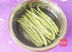 Illustration of how to make fried green beans with potatoes 3