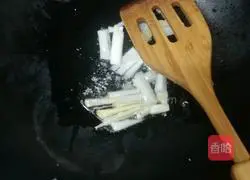 Illustration of how to make three fresh local vegetables 8