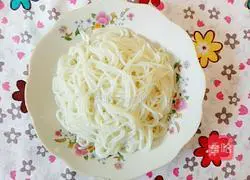 Illustration of how to make cold rice noodles 6