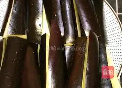 Illustration of how to cook eggplant with green beans 3