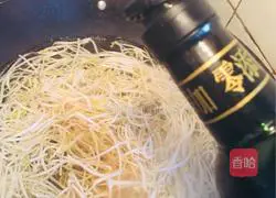 Illustration of how to make cold mung bean sprouts 4