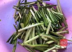 Meal preparation - Illustration of how to make fried leeks with red pepper 2