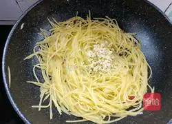 Illustration of how to make spicy and sour potato shreds 7