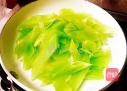 Illustration of how to make fried bamboo shoots with double peppers 4