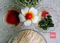 Illustration of how to make cold cucumber and enoki mushrooms 1