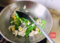 Illustration of how to make fried snow peas with lilies and ginkgo almonds 7