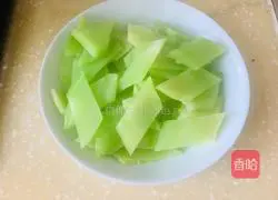 Illustration of how to make stir-fried lettuce 1