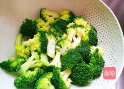 Illustration of how to stir-fry broccoli and mushrooms 5