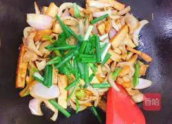 Illustration of how to stir-fry onions and dried beans 9