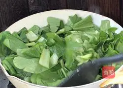 Illustration of how to make stir-fried cabbage with fungus 6