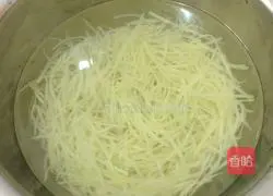 Illustration of how to make spicy and sour shredded potatoes 4