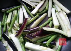 Illustration of how to make eggplant horn love 9