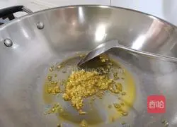 Illustration of how to stir-fry celery with minced garlic 3