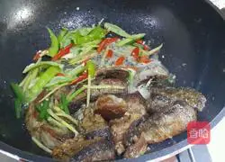 Illustration of how to make spicy fish cubes 5