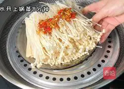 Illustration of how to make garlic ham and enoki mushrooms 4