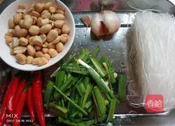 Illustration of how to make spicy cold vermicelli 1