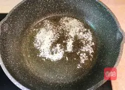 Illustration of how to make broad beans with scallion oil 6