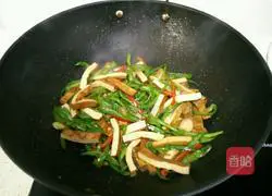 Illustration of how to stir-fry green peppers and dry them 8
