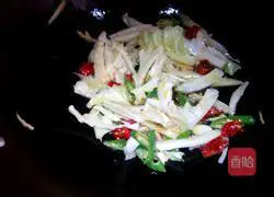 Illustration of how to make hot and sour shredded cabbage 5