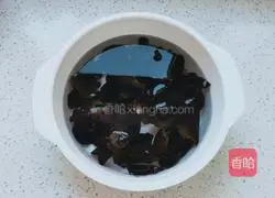 Illustration of how to make fried broccoli with fungus 2