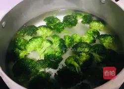 Illustration of how to make broccoli in oyster sauce 2