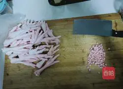 Illustration of how to soak feet and chicken feet in lemon 1