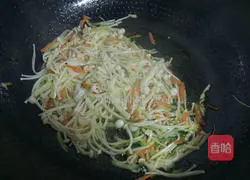 Illustration of how to stir-fry enoki mushrooms 5