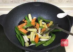 Illustration of how to stir-fry seasonal vegetables with corn and bamboo shoots 8