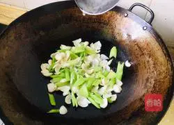 Illustration of how to stir-fry celery and lily 11