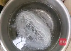 Illustration of how to make spinach mixed with vermicelli 1
