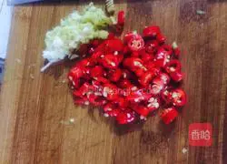 Illustration of how to make cold shredded lettuce 3