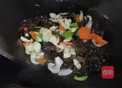 Illustration of how to stir-fry black fungus and lily 8