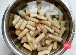 Illustration of how to make lemon pickled pepper and lotus root strips 7