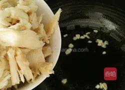 Illustration of how to stir-fry broccoli with oyster mushrooms 6