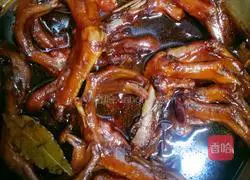 Illustration of how to make black pepper duck feet 4