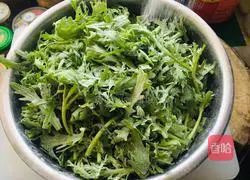 Illustration of how to make fried noodles with steamed chrysanthemum chrysanthemum 4