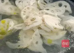 Illustration of how to make fried lotus root slices with snow peas 5