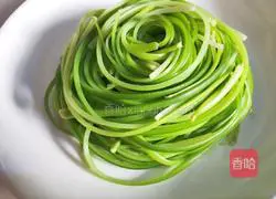 Illustration of how to tear garlic sprouts by hand 7