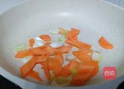 Illustration of how to stir-fry zucchini with olive oil 5