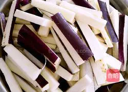 Illustration of how to make fish-flavored eggplant strips 1